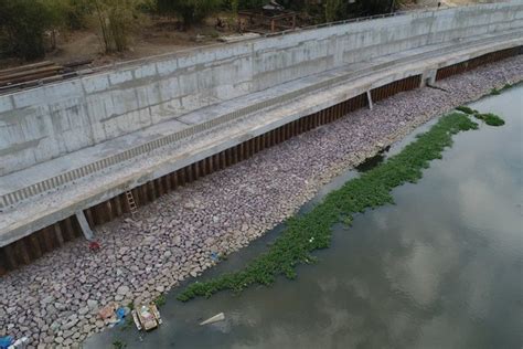 The authorities have evacuated more than 13,000 people residing near the marikina river east of the capital of manila due to the threat of flooding, media reported on saturday, citing the national disaster risk reduction and management council (ndrrmc). Flood control project along Marikina River completed