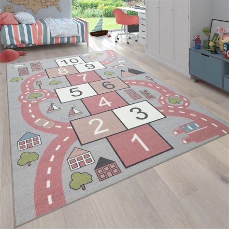 Jeder teppich kann daher komplett selbst zusammengebaut werden, einschließlich der luxuriösen kantenveredelung und rutschfestigkeit. Kinder-Teppich Straßen-Motiv Hüpfkästchen | teppich.de