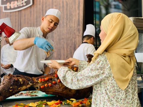 Saya dan shahrulsuka juadah berbuka puasa di ayam penyet. Berbuka Puasa & Menang, Bufet Ramadan Al-Kareem 2020 ...