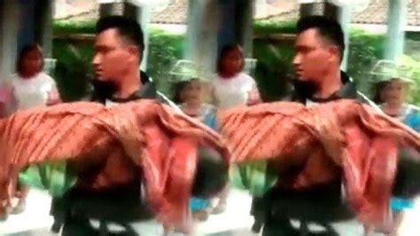 Remaja gelantungan di jendela sebelum loncat dari apartemen kalibata city, warga histeris! KRONOLOGI Video Viral Seorang Ayah Gotong Jenazah Anaknya ...