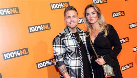 Ze babbelde alleen maar wat over die nieuwe kledinglijn en daar kijken we natuurlijk niet voor naar shownieuws. André Hazes en Monique Westenberg zijn weer samen