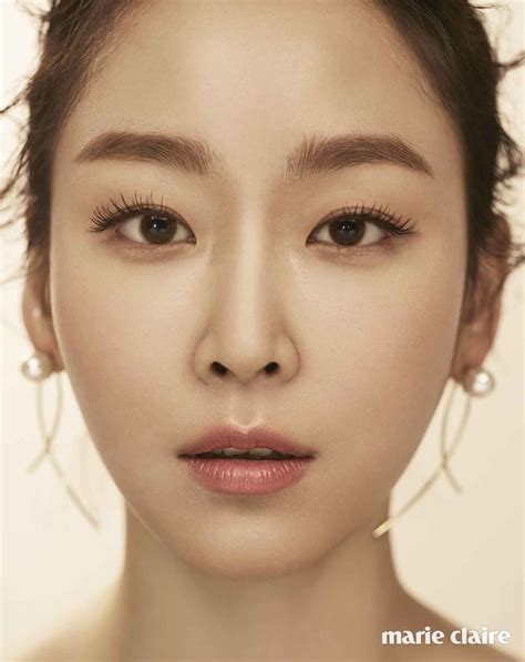 Gruba 2001 yılında girmiştir ve 2003 yılında grup dağılmıştır. Seo Hyun Jin is ravishing for Marie Claire Korea | 女性 顔 ...