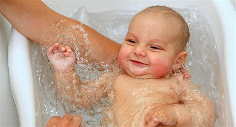 What is the right depth of bath water for babies? Bathing your baby safely - BabyCentre UK