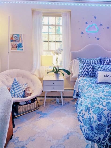 White bed linen in a bed in a bedroom. Pinterest-averysstyle 🧿⚡️💖 in 2020 | Preppy room, Dorm ...