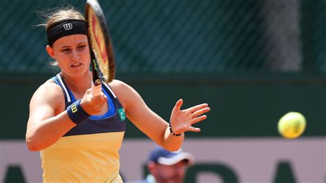 Greet minnen of belgium plays a shot during her singles quarter final against alize cornet of france during day six of the 2019 hobart international. Greet Minnen éliminée en quart de finale à Hobart