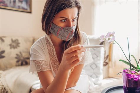 Die schwangerschaftstests zu hause haben bei mir auch immer das ergebnis geliefert, welches später durch den bluttest bestätigt wurde. Schwanger während coronavirus covid-19. kranke frau in der ...