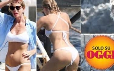 Martina carraro (born 21 june 1993) is an italian swimmer who became the european champion in short course in the 100 m breaststroke at the 2019 european short course swimming championships in glasgow, scotland. Spiagge vip, Alessia Marcuzzi in bikini bianco: sexy in ...