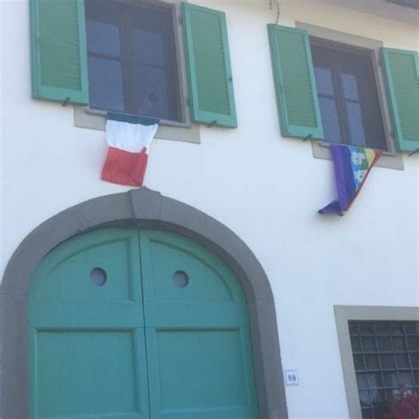 Solo per i paesi sovrani, andare alle bandiere dei. Campo (Pisa): dopo l'incendio alla bandiera, il paese si ...