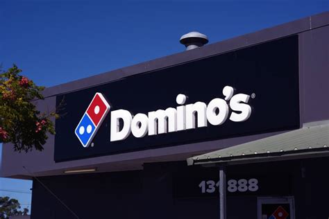 Domino's pizza offers franchises for a fee of $25,000, though the total initial investment ranges from $119,950 to $461,700. How much does it cost to franchise a dominos ...