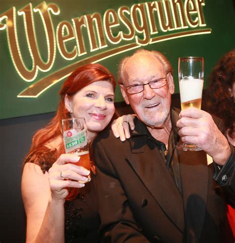 Schon seit 2017 ist er offiziell der älteste aktive schauspieler der welt. ich halte nichts vom konzept ruhestand. Claudia Wenzel kommt zu In aller Freundschaft zurück