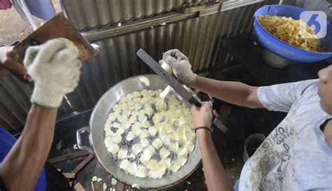 Singkong, ketela pohon, ubi kayu atau apapun sebutan dari umbi umbian ini, yang kita ketahui bahwa jenis umbi ini sudah sangat familier bagi masyarakat indonesia. FOTO: Mengintip Dapur Pembuatan Keripik Singkong Rumahan ...