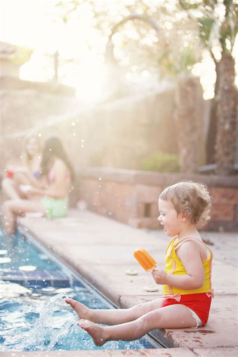 Rekan kerjanya menguras kolam renang sebelum pulang. Pool Party Movie Night