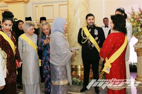 In the past, the sultan held absolute power over the state and was advised by a bendahara. Sekitar Istiadat Persandingan TMJ & Che Puan Khaleeda ...