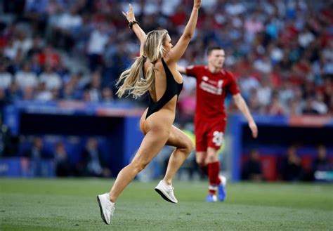 Liverpool besiegte tottenham im finale der champions league 2019 am samstag mit 2: Champions League final pitch invader Kinsey Wolanski ...