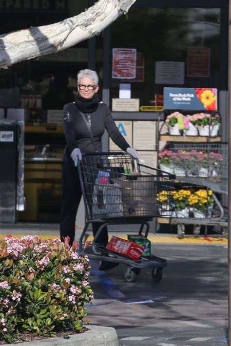 Jamie lee curtis picks up pizza in los angeles 12/27/2020. JAMIE LEE CURTIS Out Shopping in Pacific Palisades 03/26 ...