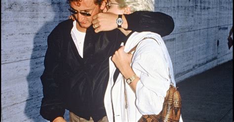 9 times celebs were just as thirsty as you. Sean Penn et Madonna. Septembre 1986. - Purepeople