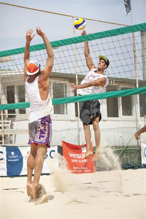 La federazione italiana pallavolo ha scelto l'arena beach di cirò marina (kr) come location per ospitare gli azzurri in questo collegiale che precederà la tappa del torneo serie nazionale in programma nella località calabrese da. Giocatori Di Beach Volley Degli Uomini Campionato ...