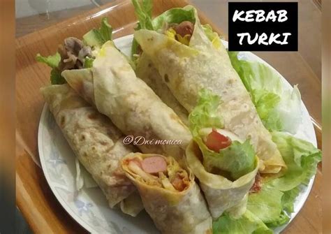 Taruh tortila di atas piring dan taruh daging kebab, bawang bombay, selada, timun, dan tomat di atas tortila kemudian tuang saus dan mayonaise di atasnya. Resep Kebab turki / tortilla isian daging sapi dan sosis ...