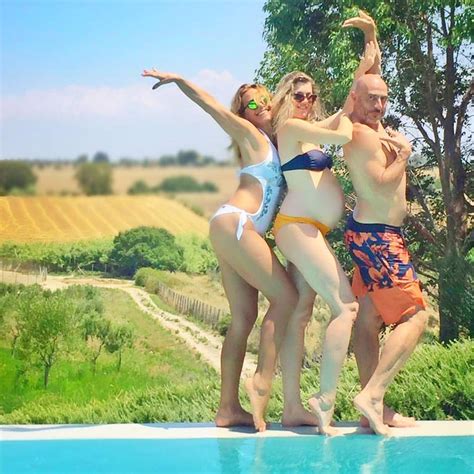 Barbara d'urso saluta fan e telespettatori mentre si trova in vacanza nel sud italia con gli amici. Barbara D'Urso, la foto in costume è sommersa di critiche ...