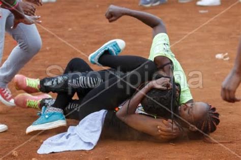 Briga de piranhas safadas no mato. Kenya: deux femmes se battent pour un homme lors d'un ...