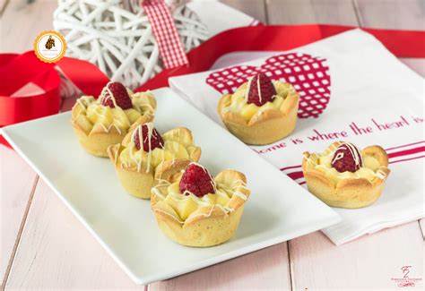 La ricetta dei fiorellini di frolla bicolore da fare senza stampini i fiori di pasta frolla sono dei biscottini bicolore morbidi e deliziosi preparati con un impasto bianco e uno al cacao, così da formare degli sfiziosi fiorellini di due diversi colori, ottimi da gustare per la colazione e la merenda oppure da servire come dessert. FIORI DI FROLLA CON CREMA CIOCCOLATO BIANCO E LAMPONI