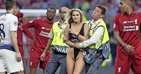 Tottenham go up against liverpool in the champions league final and a streaker invades the pitch. Streaker CL-finale krijgt 'cadeau' van UEFA | Voetbal ...