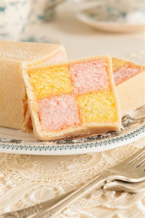 Battenberg Kuchen stockbild. Bild von marzipan, pink - 147221315