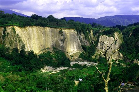 Menjadikan kawasan ini lembah yang curam (ngarai) dan tinggi. The Ngarai Sianok,Its Grand Canyon from Indonesia ...