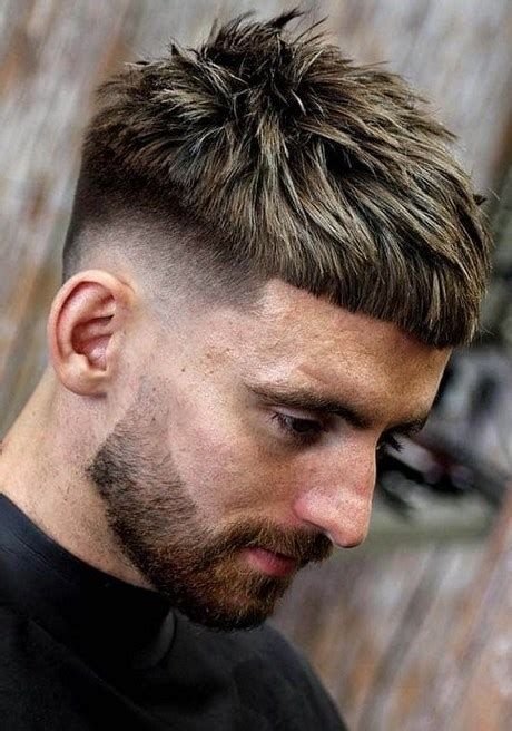 Coiffures modernes mode homme cheveux courts. Tendance coiffure 2021 hommes