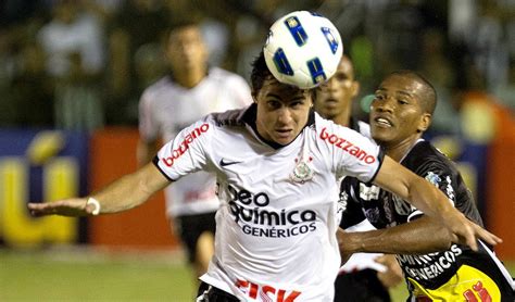 Corinthians vs ceara in competition serie a. Corinthians bate Ceará com sofrimento e glória; é líder ...