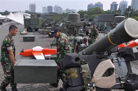 Menurut hadi, seluruh kapal yang memiliki alat pencarian bawah air tengah mencari kapal buatan jerman itu. TNI Kekurangan Alat Pertahanan untuk Indonesia Timur ...