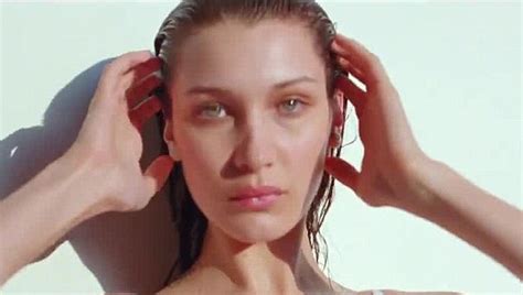 «θέλω να πω κάτι, επειδή τώρα το διάβασα. Η Bella Hadid μόνο με το τζιν της - Daily-News.GR