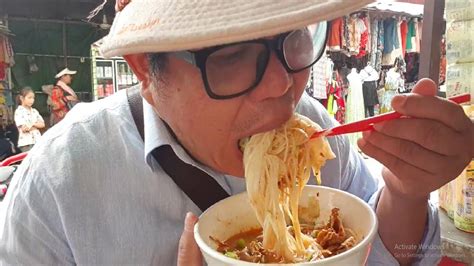 View photos and ratings of open restaurants around you. Trying Street Noodles, Hungry People Eating, Amazing ...