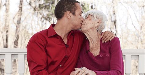 Si vous aimez le sexe avec des femmes, avec des femmes qui ont de l'expérience au lit et qui continuent avec un désir fou d'être pénétrées par des bites vigoureuses, ne le. Une Vieille De 91 Ans En Couple Avec Un Jeune Homme De 31 Ans