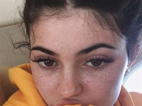 Kylie jenner wurde von paparazzi beim besuch ihrer freundin ohne schminke im gesicht erwischt. Natur-Schönheit: Kylie Jenner punktet auch ungeschminkt ...