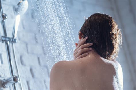 Questo è il mantra che ripeti come se fossi appena uscita da una seduta di counseling. Donna sotto la doccia | Foto Gratis