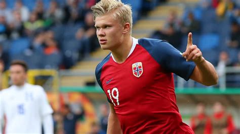 He plays as a striker. U20-VM: Haaland scoret ni i historisk kamp - Norges ...