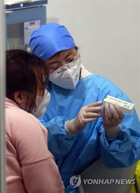 70대 중반인 그는 지난 20일부터 65세 이상을 대상으로 시작된 백신 접종 일정에 맞춰 드라이브스루 백신접종. 르포 중국 백신 접종 현장…유니폼 차림 대기자들 눈길 | 연합뉴스