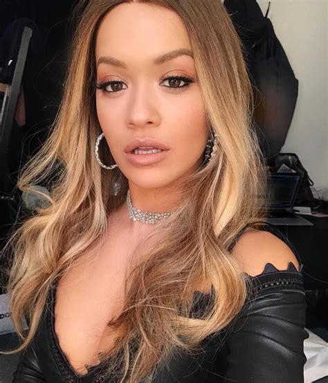 Rita ora, 28, shocked us all when she revealed new dark brown hair, which was a total change from her light blonde locks. Pin by Leslie Reid on Glam Makeup | Model hair, Rita ora ...