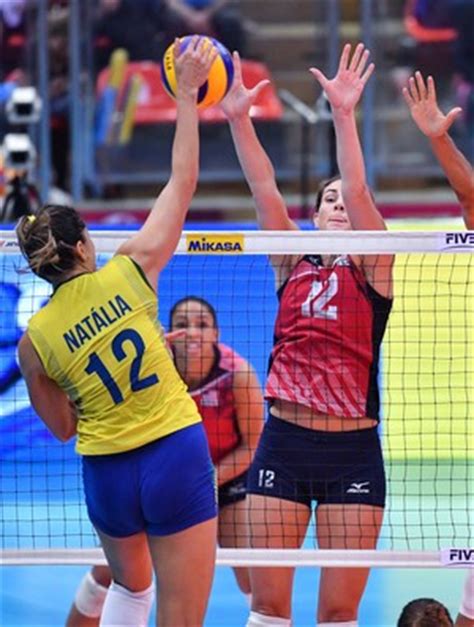 Atletas e comissão técnica do volei feminino na ch. Nem beber, nem casar: MVP, Natália planeja gastar prêmio ...