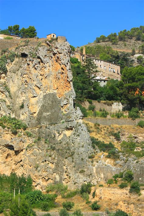 It was owned by several entities, from guillermo peris peris of guillermo peris peris to redacted for privacy of guillermo peris peris, it was hosted by 1&1 internet ag. Guillem Torres i Perea: Castell de Barxell Canalons