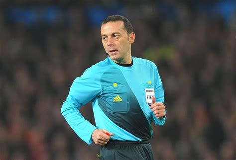 Fifa kokartlı hakem cüneyt çakır, 2018'in haziran ayında rusya'da düzenlenecek fifa dünya kupası'nda düdük çalacak. Referee Cuneyt Cakir: I was right to send off Luis Nani in ...