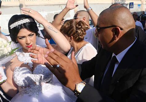 Vous souhaitez organiser votre mariage en israel ou autre réception en israel? Des manifestants s'opposent à un mariage mixte en Israël ...