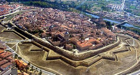 En la ciudad colonial hay diversos lugares construidos por los españoles durante la época colonial, que en conjunto forman más de 300 lugares históricos de la zona; Hotel Arcos (Ciudad Rodrigo): 10 RAZONES PARA VISITAR ...