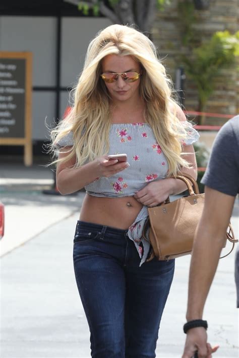 Is she married or dating a new boyfriend? Britney Spears - Out in Westlake 05/18/2019 • CelebMafia