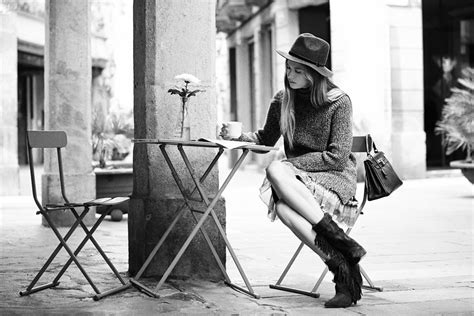 Caucásico chica leyendo libro mientras su amigos sentado en sofá en casa biblioteca grupo de novias jóvenes cubriendo caras con revistas en la cafetería niño sentado en un montón de libros. Sano, pero sin dieta | Chica leyendo, Moda