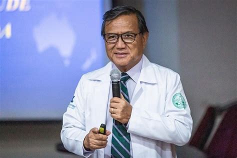 Board certified in internal medicine, dr. Morre pediatra Anthony Wong, defensor de tratamento ...