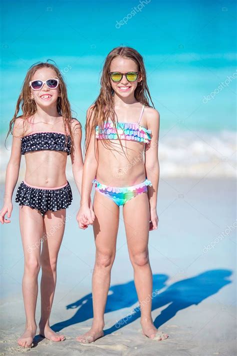 Bộ sưu tập của super sana. Adorable little girls have a lot of fun on the beach. Two ...