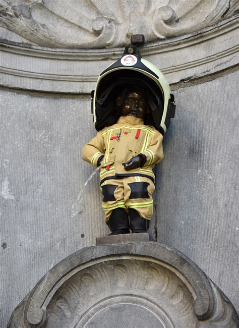 Probably from persian پیس‎ (stained, wrinkled, leprous) (archaic), whence also turkish pis (filthy), and northern kurdish pîs (dirty). Manneken-Pis als brandweerman | Stad Brussel