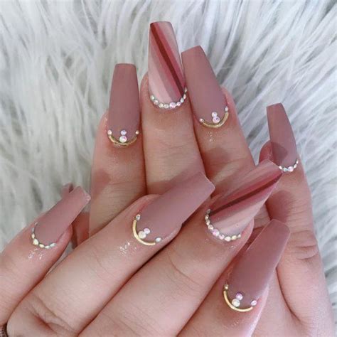 El dorado, es un color con el que puedes expresar elegancia pero también opulencia. Diseño De Uñas Con Rosas - Decorados Para Unas